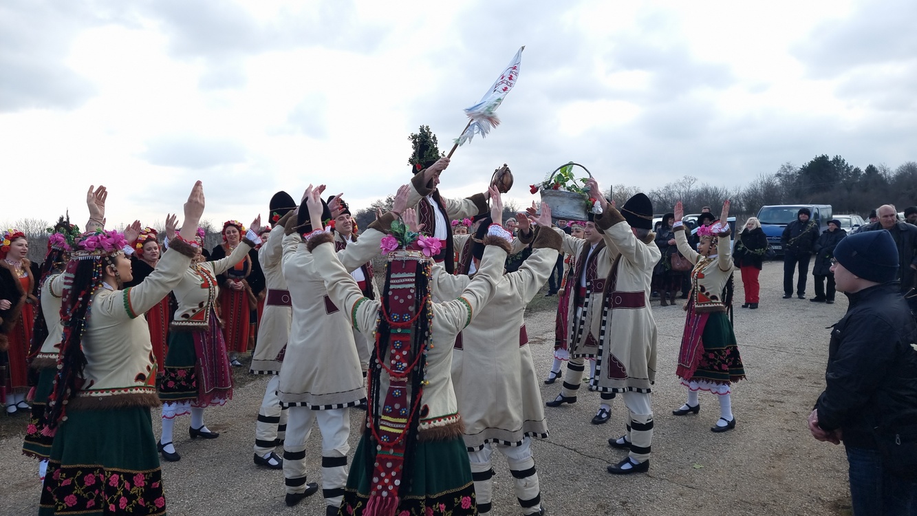 Традиционен ритуал по зарязване на лозята се състоя в местността „Томовското“